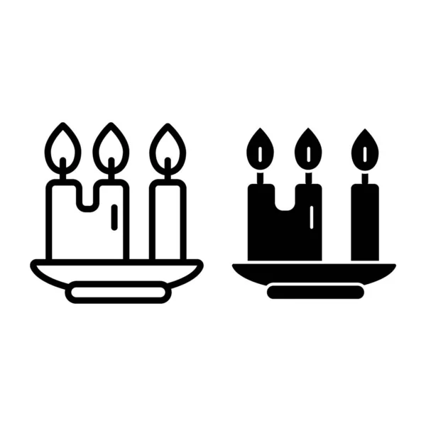 Řádek svíček a ikona glyfu. Svícen se třemi svícny vektorové ilustrace izolované na bílém. Design lehkého obrysu, určený pro web a aplikaci. Eps 10. — Stockový vektor
