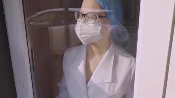 Le persone comunicano in isolamento e in quarantena. Il medico in maschera ha visto un amico all'aperto e ha salutato con un sorriso. Sanità e sicurezza della vita, virus Covid-19. ProRes 422 clip, girato in 4K UHD. — Video Stock