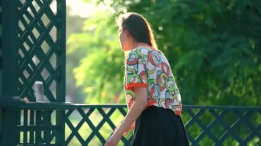 Kız telefonu açar ve dans etmeye başlar. Etekli ve parlak tişörtlü bir kız başvuru için dans figürleri yapıyor. Dans yarışması. Oyukta dans etmek. Genç kız güneş ışığında dans ediyor..