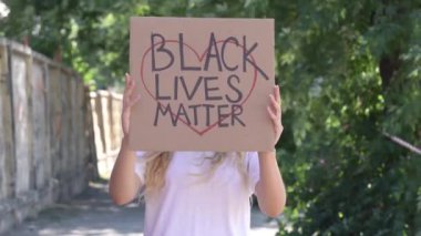 Kiev, Ukrayna - 1 Eylül: Siyah Hayatlar Önemlidir afişi sallayan kız. Irkçılık kavramını bırak. Ten rengiyle ayrımcılığa karşı protesto. Barışçıl protesto konsepti.