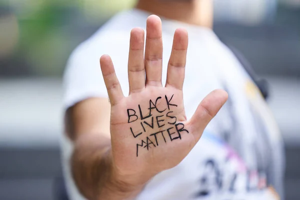 Kiev, Oekraïne - 31 juli 2020: Black Lives Matter inscriptie op palm. Stop racisme concept. Black Lives Matter protestbord. Bescherming tegen discriminatie van mensen met verschillende huidskleur. — Stockfoto