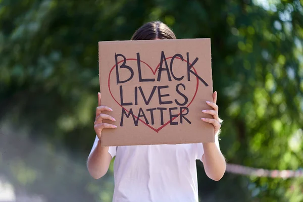 Kiew, Ukraine - 31. Juli 2020: Black Lives Matter Poster mit Herz, das die Person in der Hand hält. Schluss mit Rassismus. Protestschild Black Lives Matter. Maßnahmen gegen Diskriminierung aufgrund der Hautfarbe. — Stockfoto