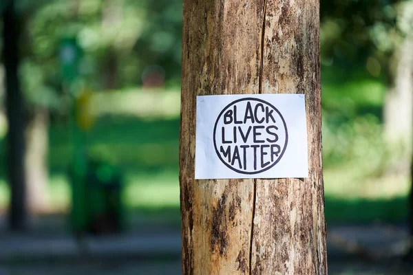 Kiev, Ucrania - 31 de julio de 2020: La vida de los negros importa inscripción en círculo en el árbol. Detener el concepto de racismo. La vida de los negros importa signo de protesta. Acción contra la discriminación por color de piel. —  Fotos de Stock