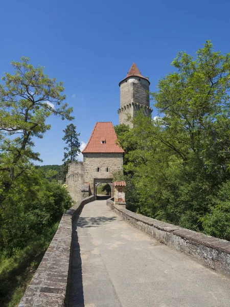 Mittelalterliche Burg Zvikov Klingenberg Haupttor Mit Rundturm Und Steinbrücke Grüne — Stockfoto