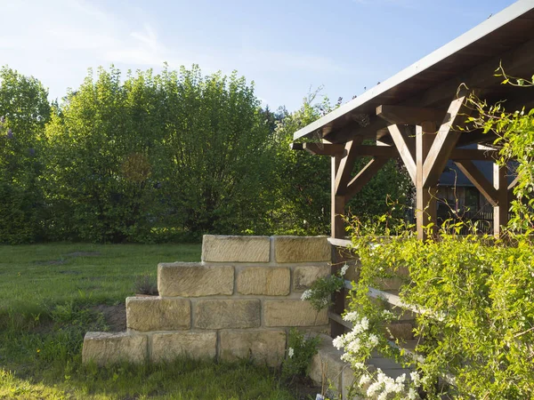 Marrón Tiber Gazebo Madera Pérgola Con Plantas Trepadoras Flores Blancas — Foto de Stock