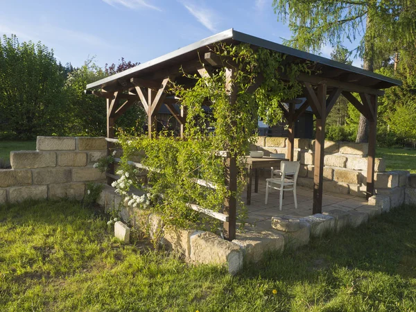 Marrón Tiber Gazebo Madera Pérgola Con Plantas Trepadoras Flores Mesa — Foto de Stock