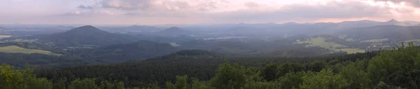 Lusatian Luzicke Hory 宽全景 全景从 Hochwald Hvozd 山在捷克德国边界以蓝色绿色小山森林和粉红色多云日落天空背景 — 图库照片