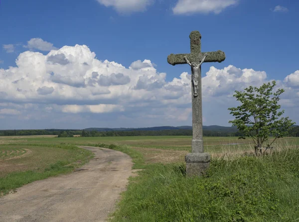 Idílico Paisaje Rural Con Vieja Cruz Piedra Con Estatua Jesucristo —  Fotos de Stock