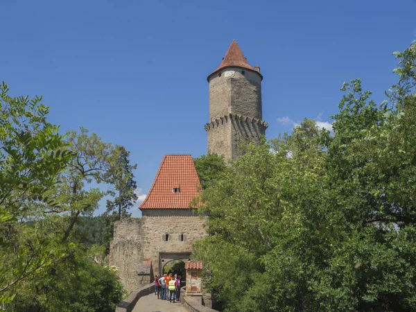 Tschechische Republik Zvikov Mai 2018 Menschengruppe Haupttor Der Mittelalterlichen Burg — Stockfoto