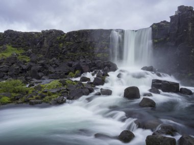 Oxararfoss şelale Thingvellir İzlanda doğa rezerv volkanik kayalar ve moss, Orta Atlantik sırtı, fissür üzerinden düşen uzun pozlama hareket bulanıklığı