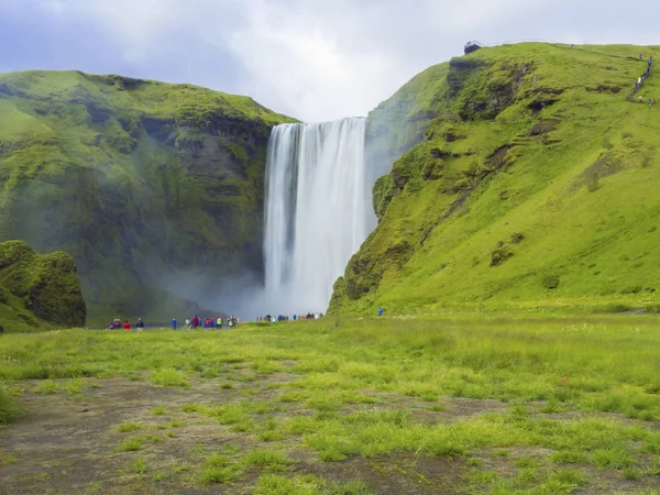 Красиві Skogafoss Водоспад Південній Ісландії Skogar Групи Людей Барвисті Одягнених — стокове фото