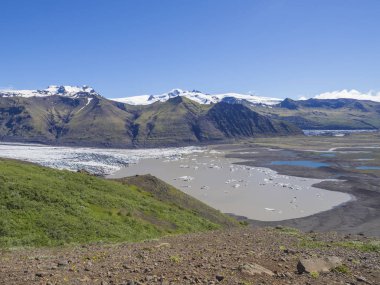 Buzul lagün buzdağları ve dil Skaftafellsjokull, Vatnajokull mahmuz, vadi Morsardalur nehir ve renkli rhyolit dağlarda Skaftafell Milli Parkı, İzlanda ile göster