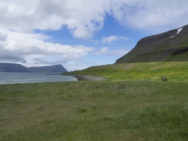 Blick Auf Die Bucht Von Adalvik Mit Rostigem Traktor Und — Stockfoto