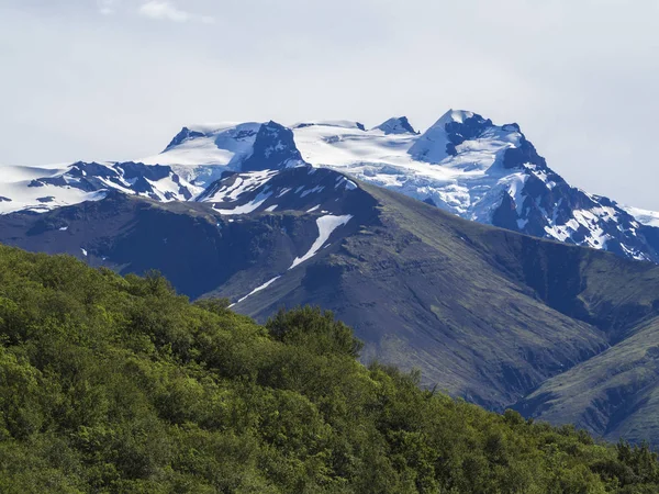 Zobrazit Hvannadalshnukur Vrchol Nejvyšší Horu Islandu Zelené Bushe Národním Parku — Stock fotografie