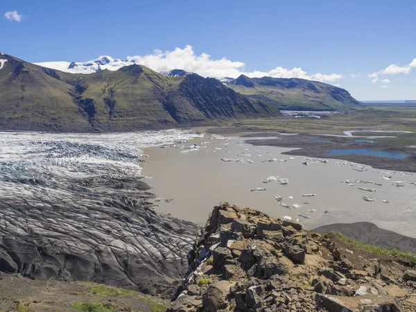 从冰岛 Skaftafell 国家公园的 Skaftafellsjokull Vatnajokull Morsardalur 河和五颜六色的 Rhyolit 山脉的冰山和舌头看冰川泻湖 — 图库照片