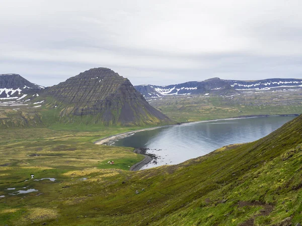 Noordelijke Zomer Landschap Uitzicht Mooie Sneeuw Bedekte Kliffen Alfsfell Berg — Stockfoto