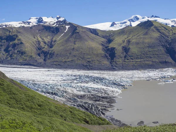 从冰岛 Skaftafell 国家公园 Rhyolit Skaftafellsjokull Vatnajokull 和七彩积雪的冰山和舌头看冰川泻湖 — 图库照片