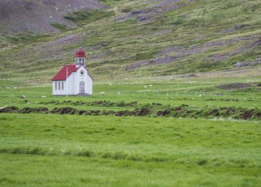 Eski küçük beyaz kırmızı çatı Kilisesi yeşil çim çayır, koyun ve tepeler, south Island