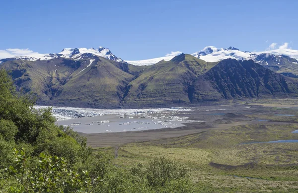 从冰岛 Skaftafell 国家公园 Rhyolit Skaftafellsjokull Vatnajokull 和七彩积雪的冰山和舌头看冰川泻湖 — 图库照片