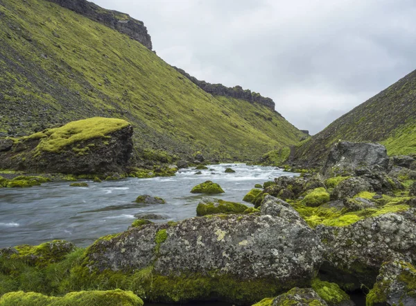 View Blue Water Stream Green Moss Covered Stones Hills Eldgja — Stock Photo, Image