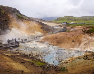 Renkli Seltun termal alan Krysuvik hot springs peyzaj üzerinde görünümü, south Iceland