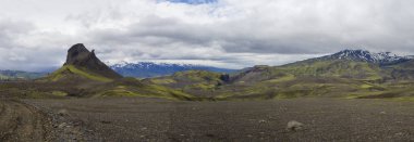 Renkli geniş panorama, doğada volkanik manzara panoramik görünüm rezerv ile dağ einhyrningur yeşil yosun ile merkezi İzlanda'daki Fjallabak ve dağ silsilesi, moody gökyüzü mavi kar kaplı