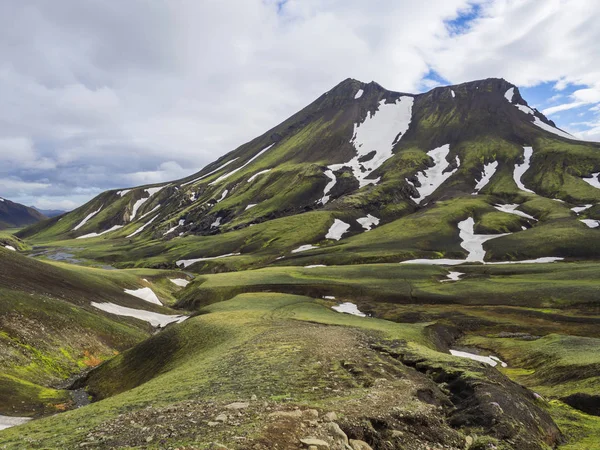 Yeşil Yosun Görüntülemek Kapalı Vulcanic Dağ Dere Dere Maelifellssandi Yol — Stok fotoğraf