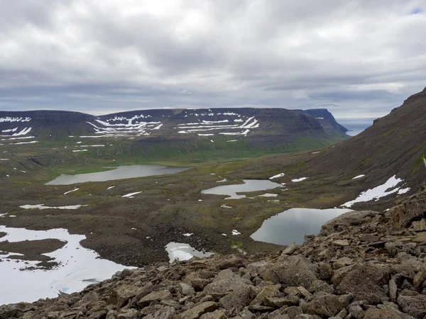 Paisagem Norte Verão Belas Falésias Cobertas Neve Lago Fljotsvatn Enseada — Fotografia de Stock