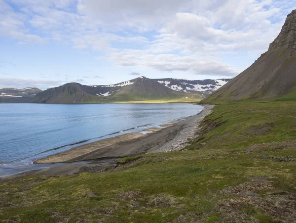 보기에 Alfsfell Hloduvik Hornstrandir 아이슬란드 배경에서에서 코브와 Bech — 스톡 사진