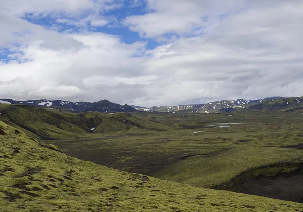 Bergskedjan på väg F210 i övergivna gröna landskap vid Natu — Stockfoto