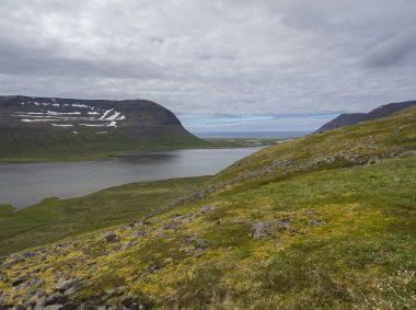 Adalvik ve latrar göl ve nehir akışı ile Batı fjords doğa rezerv İzlanda'daki Hornstrandir görüntüleyin