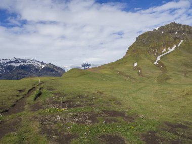 çimen patika ve hill buzul Skaftafellsjokull, Vatnajokull mahmuz Skaftafell Park, South Iceland manzaralı
