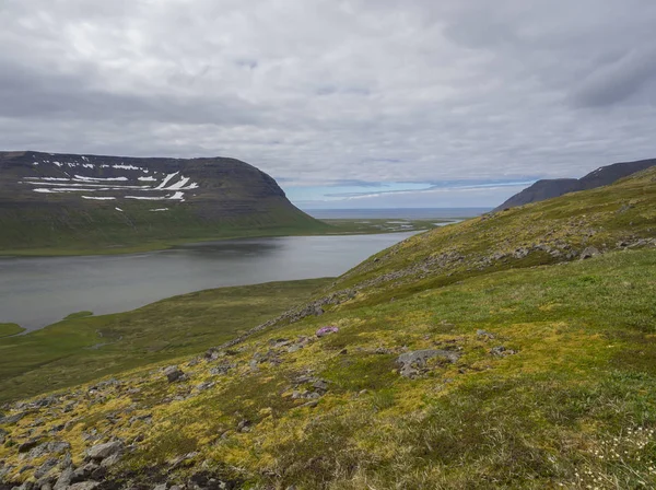 Nézd a adalvik és a latrar-tó és folyó patak nyugati fjordok természetvédelmi Hornstrandir, Izland — Stock Fotó