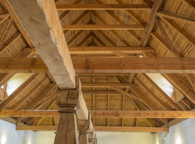 büyük ahşap yapısı timberwork çatı yapılmış eski Barok çiftlik evi