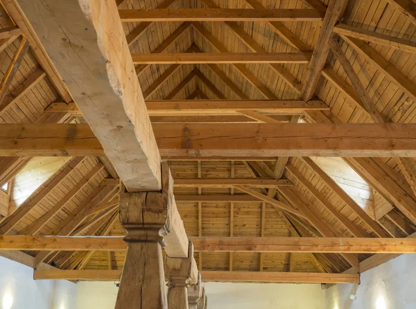 Масивна дерев'яна структура дерев'яної конструкції даху на старому бароковому фермерському будинку — стокове фото