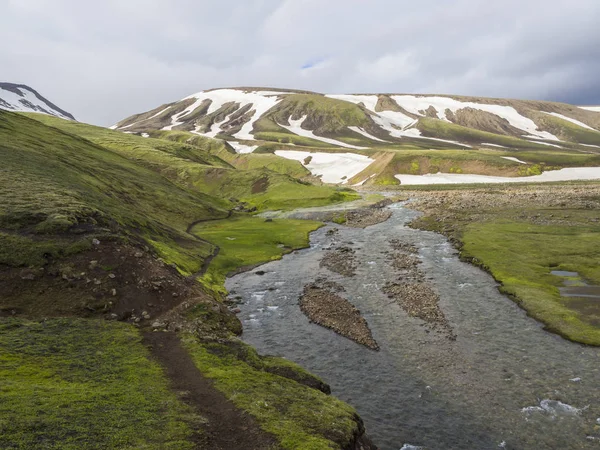 Yaz manzara renkli yeşil ve turuncu ile sıcak su kaynakları ile çayır moss ve kar kaplı rhyolit dağlar yol f210 İzlanda'daki yakın jeotermal alanda — Stok fotoğraf