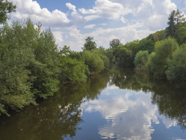 ağaçlar, mavi gökyüzü ve bulutlar suya yansıtan göl manzara orman