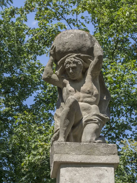 Taş erkekler taşıyan taş, Yunan mitolojisinde Sisifos veya Sisyphos Barok heykelinden rakam — Stok fotoğraf
