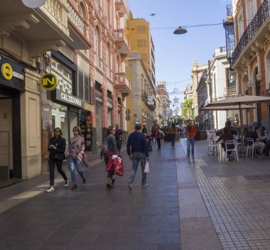 İspanya, Kanarya Adaları, Tenerife, Santa Cruz de Tenerife, 27 Aralık 2017: eski koloni tarzı ile şehir merkezinde sokak evler, dükkanlar ve yürüyen turist insanlar