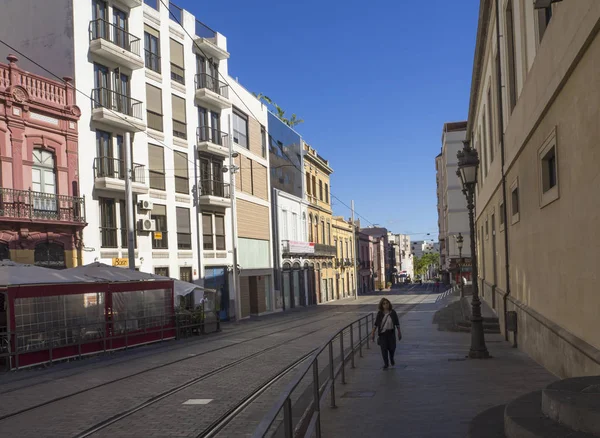 España, Islas Canarias, Tenerife, Santa Cruz de Tenerife, 27 de diciembre de 2017: calle en el centro de la ciudad con antiguas casas de estilo colonial, tiendas y mujer de mediana edad caminando — Foto de Stock