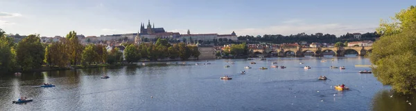 カレル橋ヴルタヴァ川と Gradchany プラハ城 聖ヴィート大聖堂の広いパノラマ チェコ共和国 パノラマ ビュー 黄金の時間光 夏の晴れた日 観光客は — ストック写真