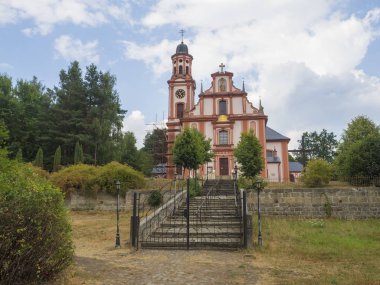 Pembe ve beyaz Barok kilise Aziz Mary Magdalene Marenice, Çek Cumhuriyeti, güneşli yaz gün, canlı renkler