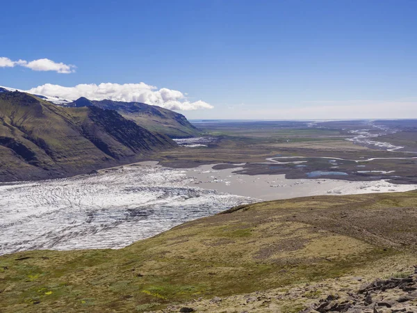 从冰岛 Skaftafell 国家公园的 Skaftafellsjokull Vatnajokull Morsardalur 河和五颜六色的 Rhyolit 山脉的冰山和舌头看冰川泻湖 — 图库照片