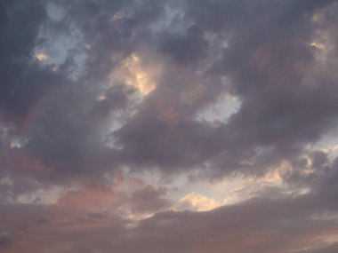 Doku, arka plan, desen. Günbatımı ya da şafak bulutlar, pembe, koyu mavi, turuncu, pastel renkler renkli. Dinamik dramatik ifade bulutlar ile alacakaranlıkta romantik gökyüzü.