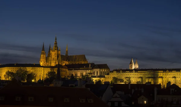 Night view of illuminated St. Vitus Cathedral gothic churche and Prague Castle panorama with hradcany, dark blue sky. — Stock Photo, Image