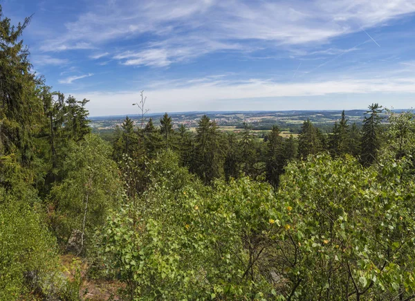 Panoramablick vom Aussichtspunkt in brdy Gebirge, mit grünen Bäumen, Felsen Stadt und blauem Himmel, Tschechische Republik — Stockfoto