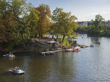 Çek Cumhuriyeti, Prag, 8 Eylül 2018: Pedallı bot, görünüm rahatlatıcı turist insanlarla Vltava Nehri'Strelecky adasının erken sonbahar güneşli gün