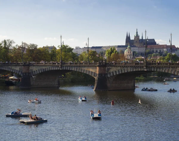 République tchèque, Prague, 8 septembre 2018 : Vue sur le pont de la Légion, la plupart des légions et la rivière Vltava, Moldau et les maisons sur Mala Strana avec des touristes se relaxant sur un pédalo — Photo