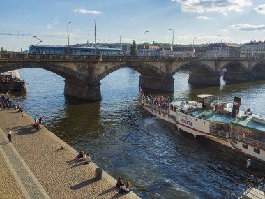 Çek Cumhuriyeti, Prag, 8 Eylül 2018: Turist insanlar rahatlatıcı ve vapur liner yelken ile eski şehir üzerinde Vltava Nehri Prag setin Legion Köprüsü, en legii ve Prag manzaralı evler