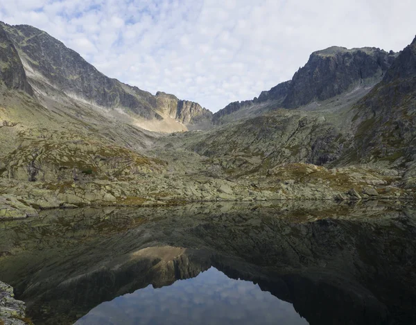 Vista sobre el lago de montaña Prostredne Spisske pleso High Tatras en Eslovaquia con cresta de montaña y cielo azul que se refleja en el agua. Lago está en la ruta de senderismo al refugio de montaña Teryho Chata — Foto de Stock